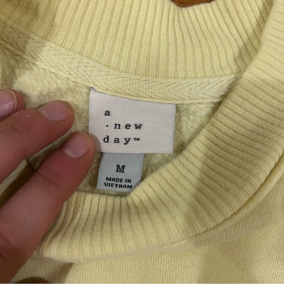 Target Womens medium yellow crewneck sweatshirt - Picture 2 of 7